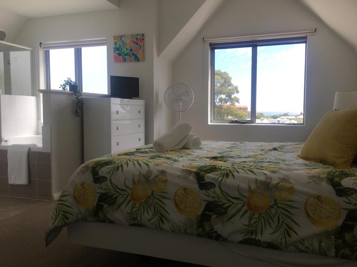 Villa Serenity On The Terrace Mandurah Exteriör bild